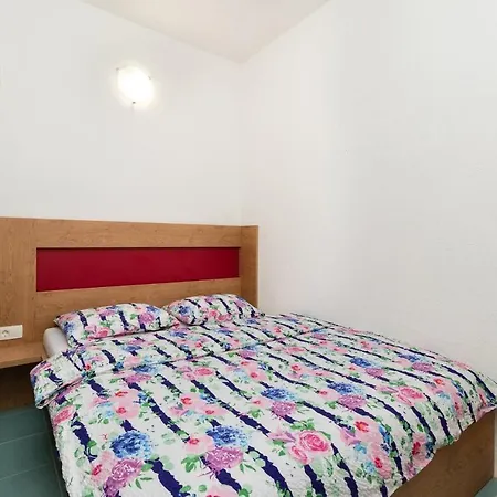Apartment Oleander - Stone House With Shared Swimming Pool