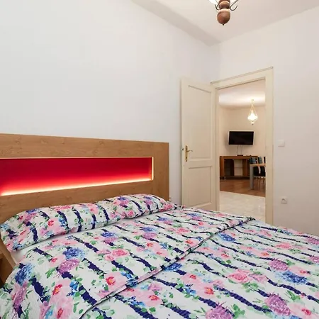 Apartment Oleander - Stone House With Shared Swimming Pool