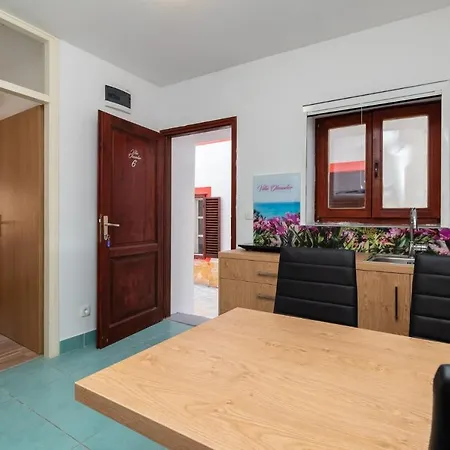 Apartment Oleander - Stone House With Shared Swimming Pool