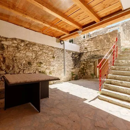 Apartment Oleander - Stone House With Shared Swimming Pool