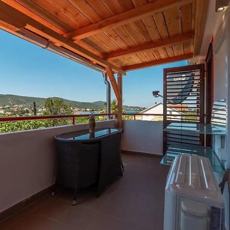 דירה Oleander - Stone House With Shared Seasonal Swimming Pool *