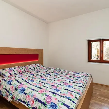 Oleander - Stone House With Shared Seasonal Swimming Pool דירה *