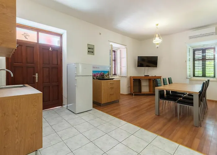 Апартаменты Oleander - Stone House With Shared Seasonal Swimming Pool