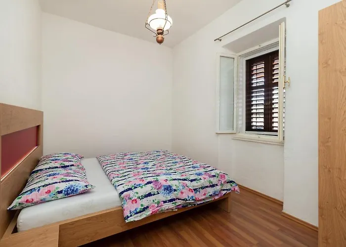 Oleander - Stone House With Shared Seasonal Swimming Pool *