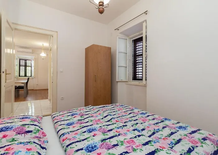 Апартаменты Oleander - Stone House With Shared Seasonal Swimming Pool