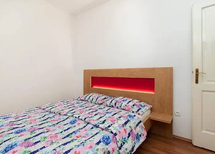 Апартаменты Oleander - Stone House With Shared Seasonal Swimming Pool