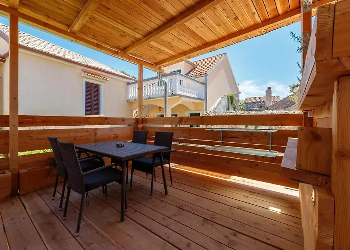 Апартаменты Oleander - Stone House With Shared Seasonal Swimming Pool Пашман