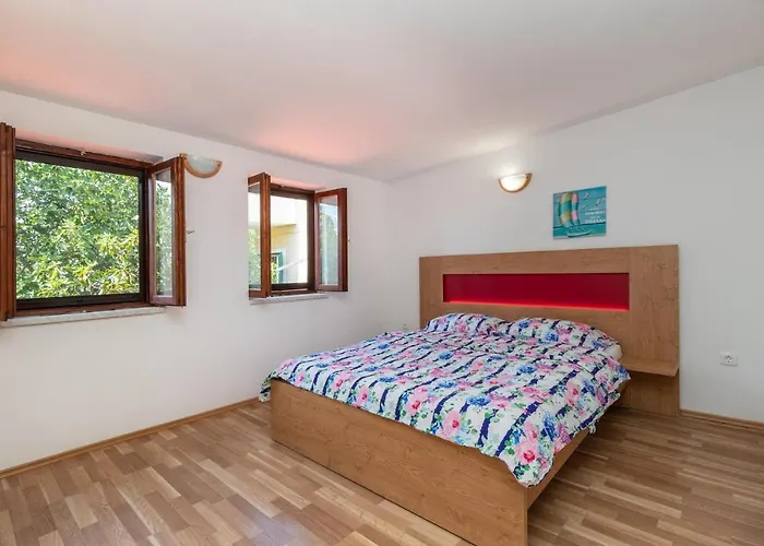 Апартаменты Oleander - Stone House With Shared Seasonal Swimming Pool