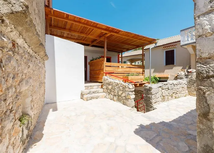 Апартаменты Oleander - Stone House With Shared Seasonal Swimming Pool