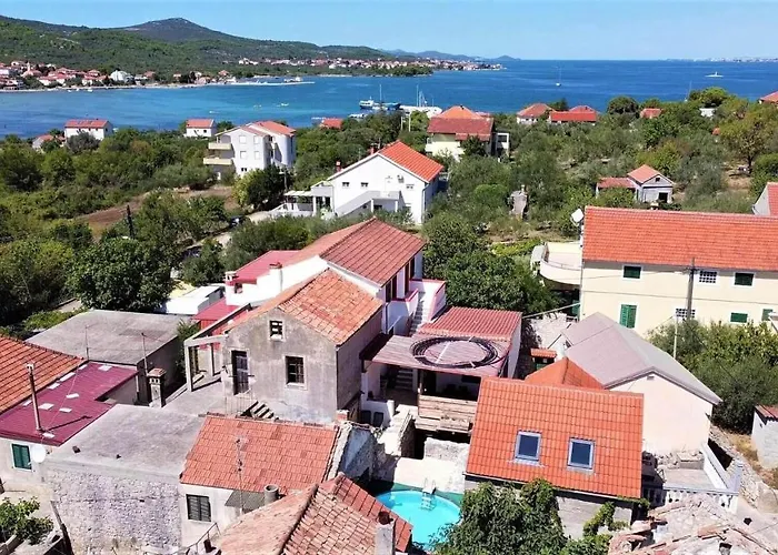 Oleander - Stone House With Shared Seasonal Swimming Pool
