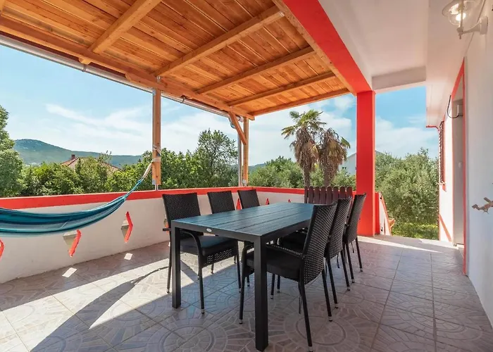 Апартаменты Oleander - Stone House With Shared Seasonal Swimming Pool Пашман