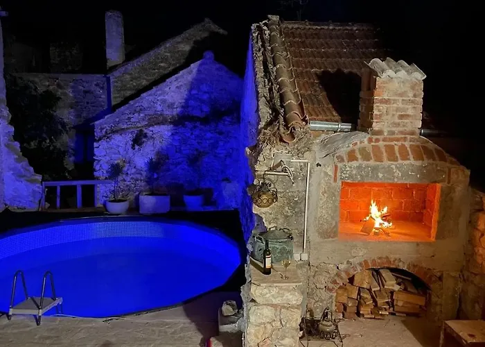 Апартаменты Oleander - Stone House With Shared Seasonal Swimming Pool