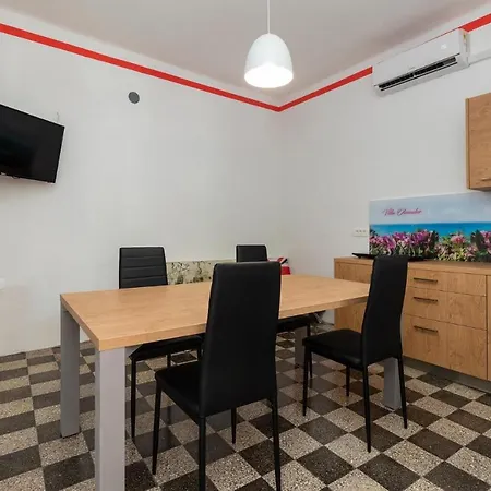 Appartement Oleander - Stone House With Shared Swimming Pool