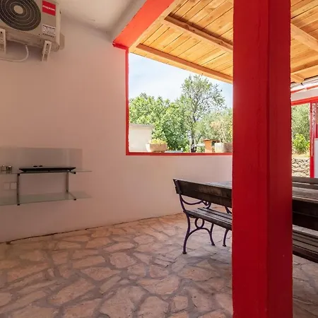 Oleander - Stone House With Shared Seasonal Swimming Pool *