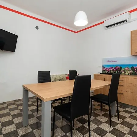 Appartement Oleander - Stone House With Shared Swimming Pool