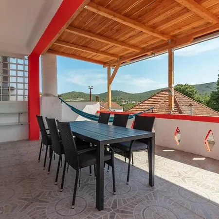 Oleander - Stone House With Shared Seasonal Swimming Pool *