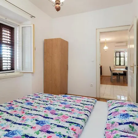 Appartement Oleander - Stone House With Shared Swimming Pool Pašman