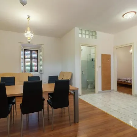 Appartement Oleander - Stone House With Shared Swimming Pool