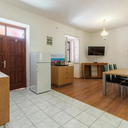 Apartament Oleander - Stone House With Shared Seasonal Swimming Pool