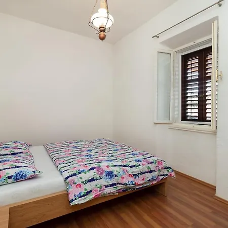 Oleander - Stone House With Shared Seasonal Swimming Pool *