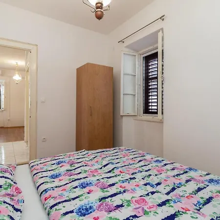 Apartman Oleander - Stone House With Shared Seasonal Swimming Pool