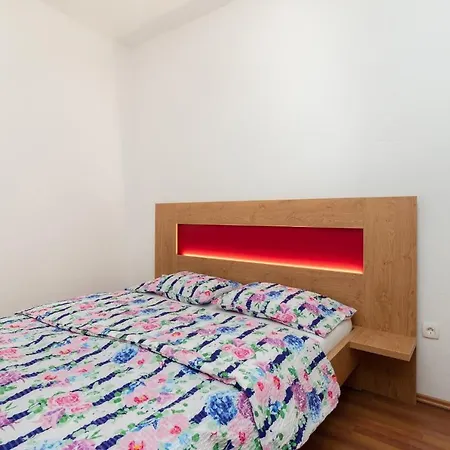 Apartman Oleander - Stone House With Shared Seasonal Swimming Pool