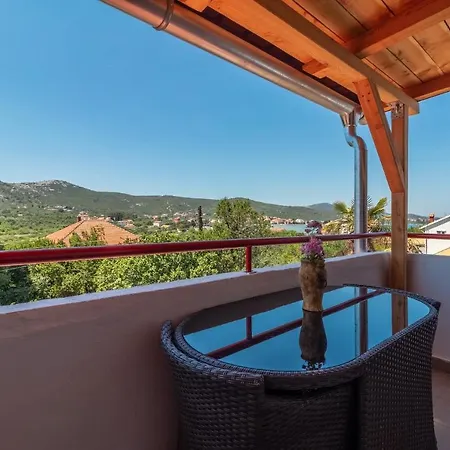 Oleander - Stone House With Shared Seasonal Swimming Pool *