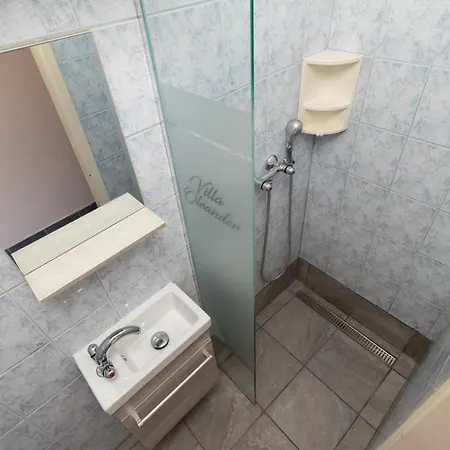 Apartman Oleander - Stone House With Shared Seasonal Swimming Pool *