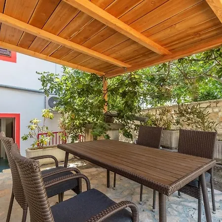 Apartment Oleander - Stone House With Shared Seasonal Swimming Pool
