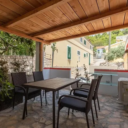 Daire Oleander - Stone House With Shared Seasonal Swimming Pool *