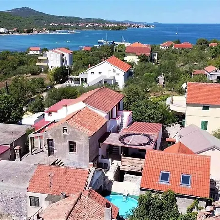 Oleander - Stone House With Shared Seasonal Swimming Pool