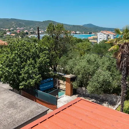 Oleander - Stone House With Shared Seasonal Swimming Pool *