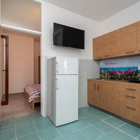 Oleander - Stone House With Shared Seasonal Swimming Pool Pašman