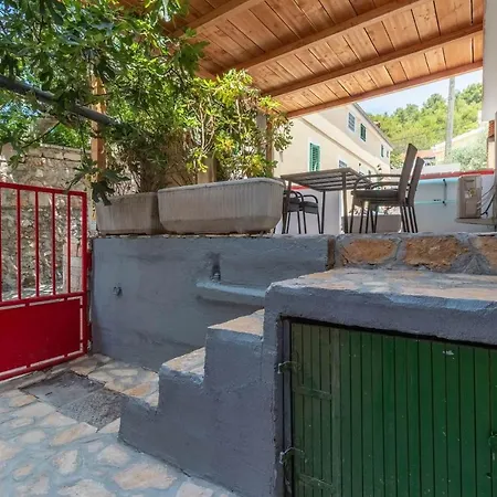 Oleander - Stone House With Shared Seasonal Swimming Pool * Pasman