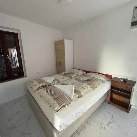 Oleander - Stone House With Shared Seasonal Swimming Pool * Pasman
